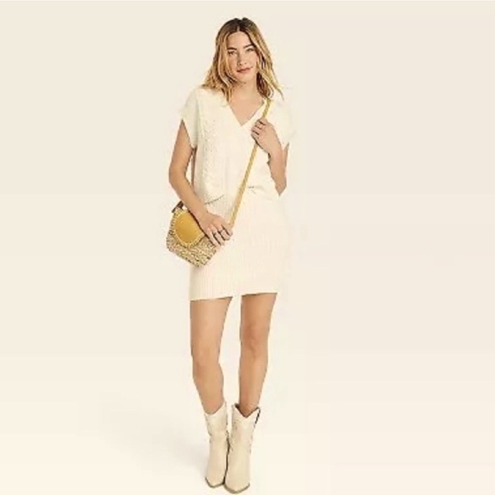 ☀️3/$15 NWT Universal Thread Mini Sweater Skirt Small
